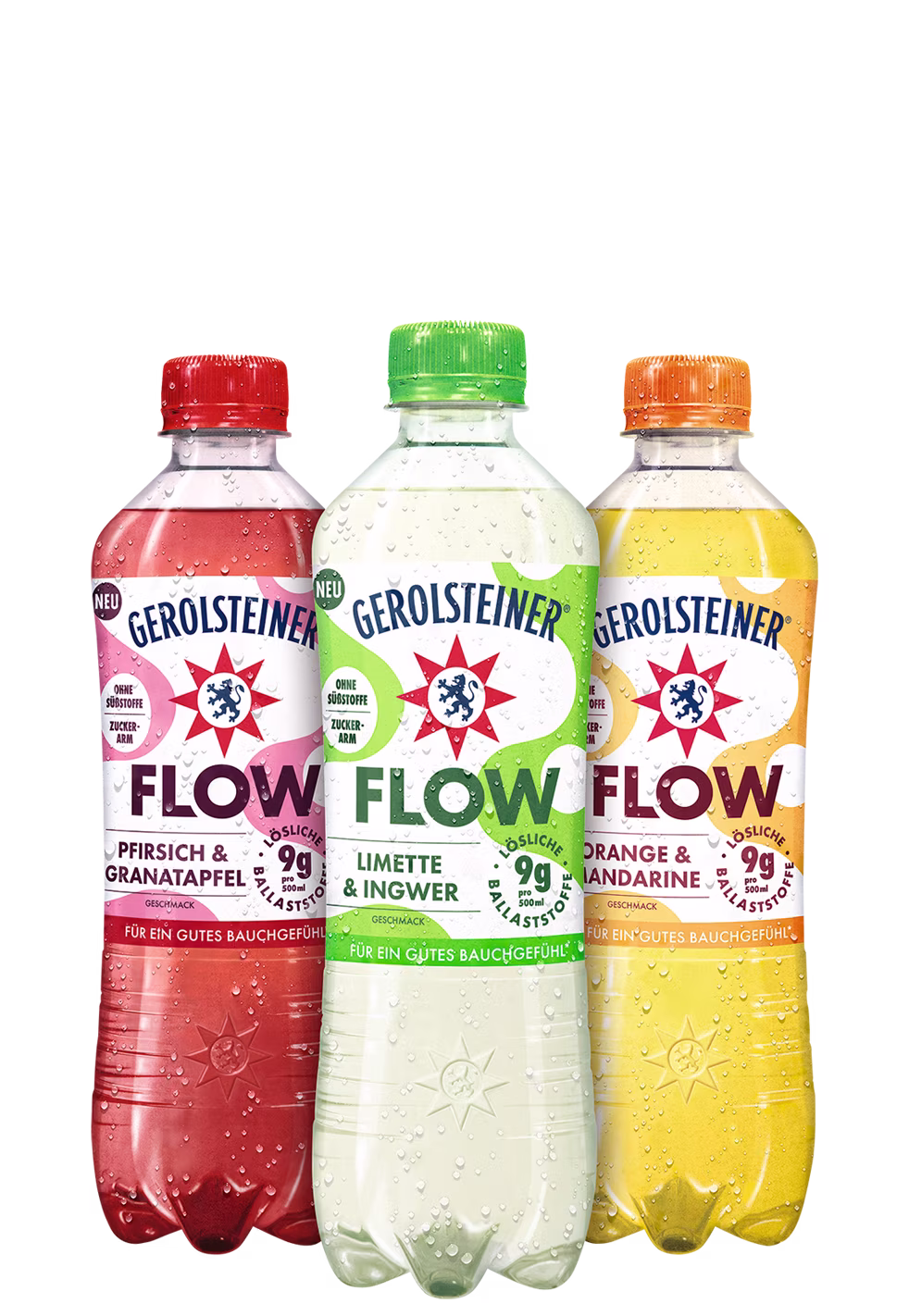 Drei Flaschen Gerolsteiner Flow in den Sorten Orange & Mandarine, Pfirsich & Granatapfel sowie Limette & Ingwer stehen nebeneinander. Die farbenfrohen Flaschen sind leicht mit Wassertropfen bedeckt und heben sich klar vor dem weißen Hintergrund ab.