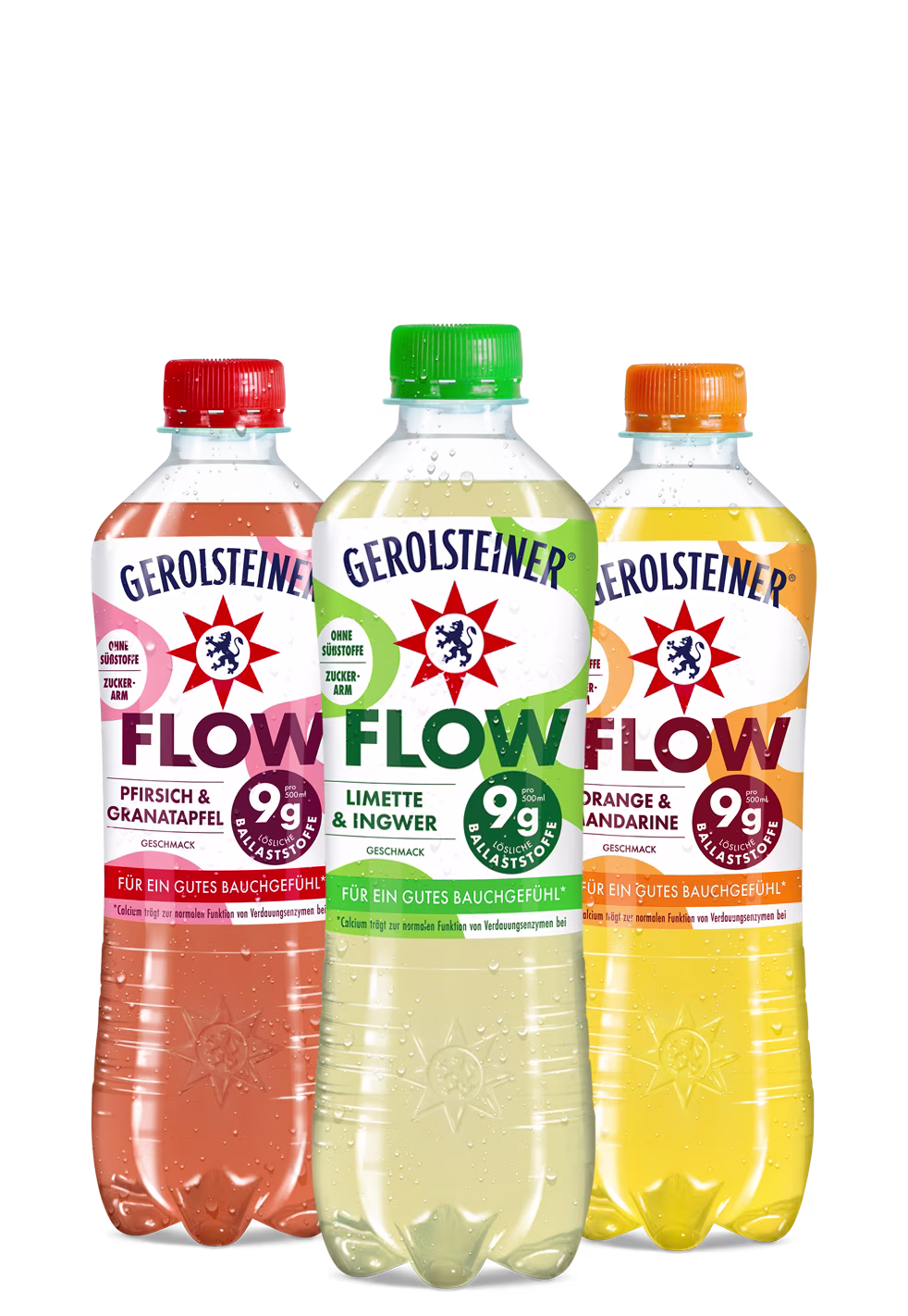 Drei Flaschen Gerolsteiner Flow in den Sorten Orange & Mandarine, Pfirsich & Granatapfel sowie Limette & Ingwer stehen nebeneinander. Die farbenfrohen Flaschen sind leicht mit Wassertropfen bedeckt und heben sich klar vor dem weißen Hintergrund ab.