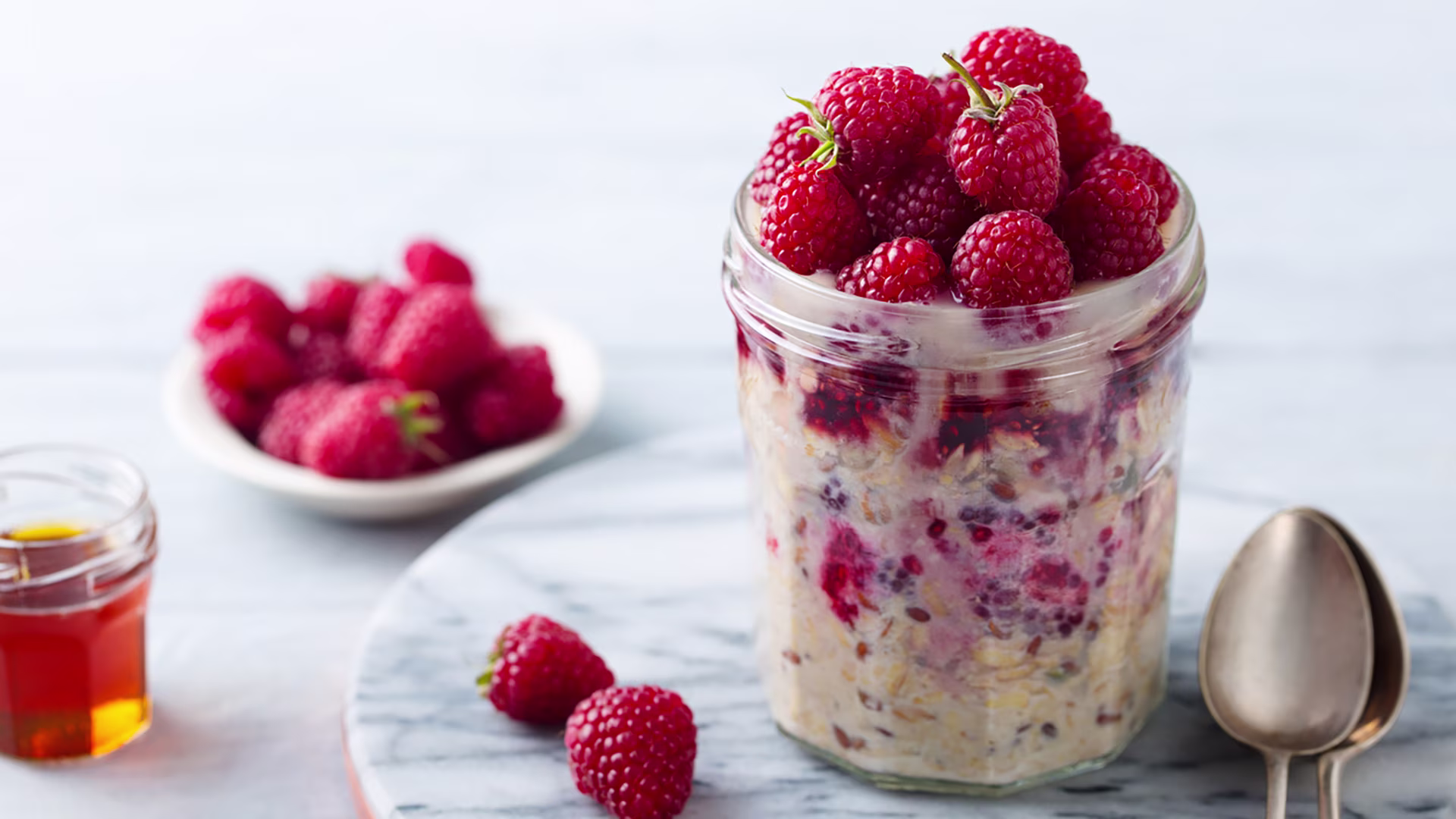 Overnight Oats mit frischen Himbeeren im Glas – ballaststoffreiches Frühstück fürs Fibermaxxing