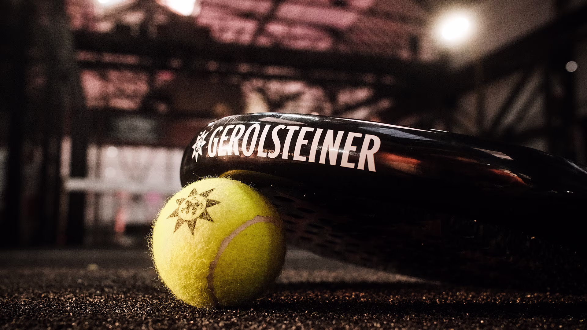Nahaufnahme eines Padel-Balls und Schlägers mit Gerolsteiner Branding.