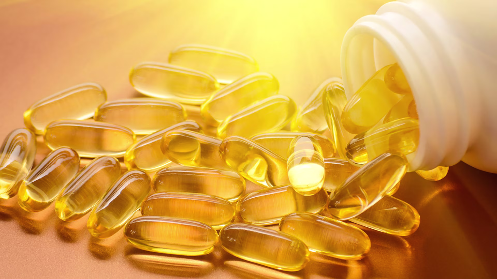 Vitamin-D-Kapseln aus einem offenen Behälter unter Sonnenlicht