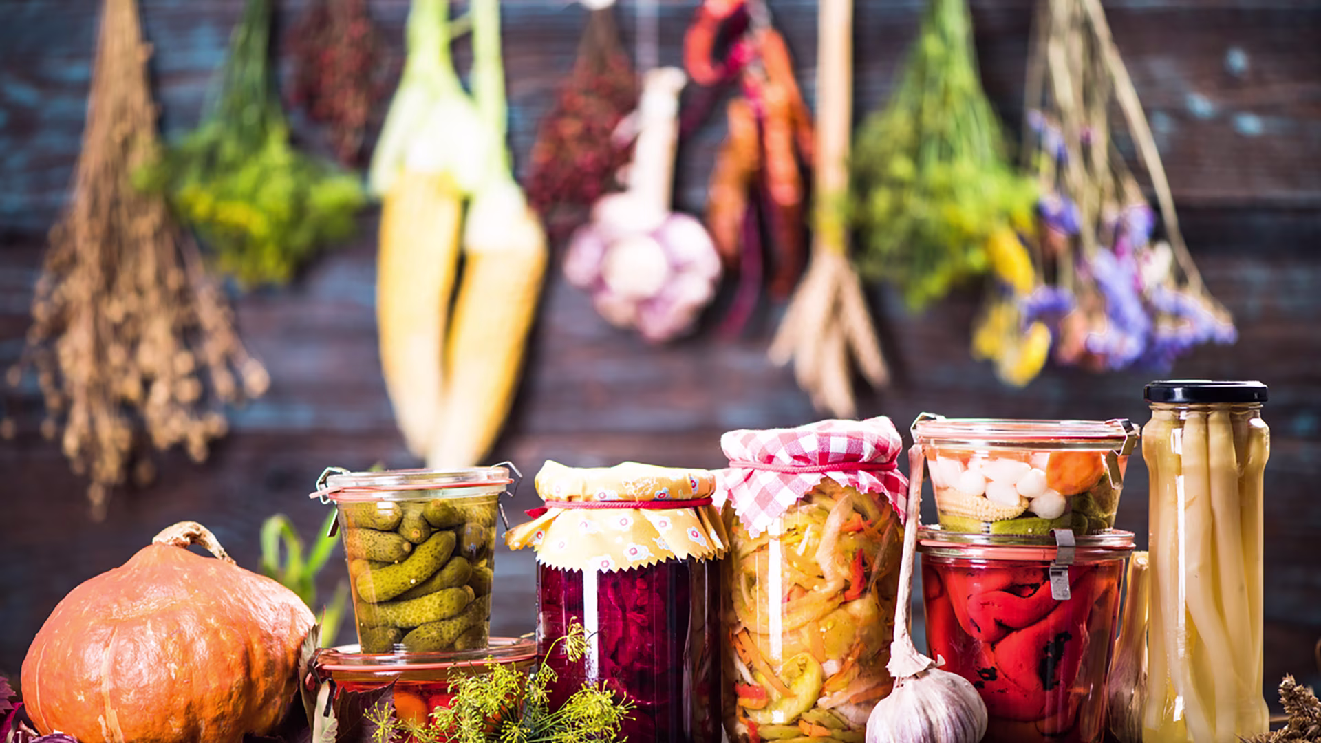 Fermentiertes Gemüse in Gläsern