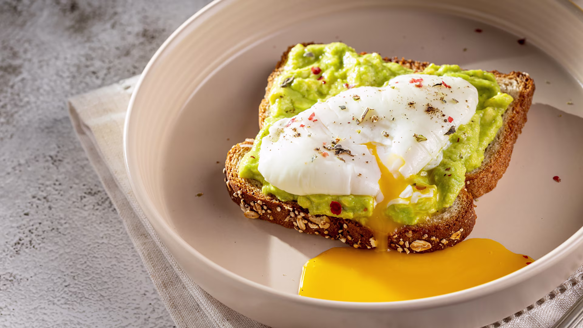 Brot mit Avocado und pochiertem Ei