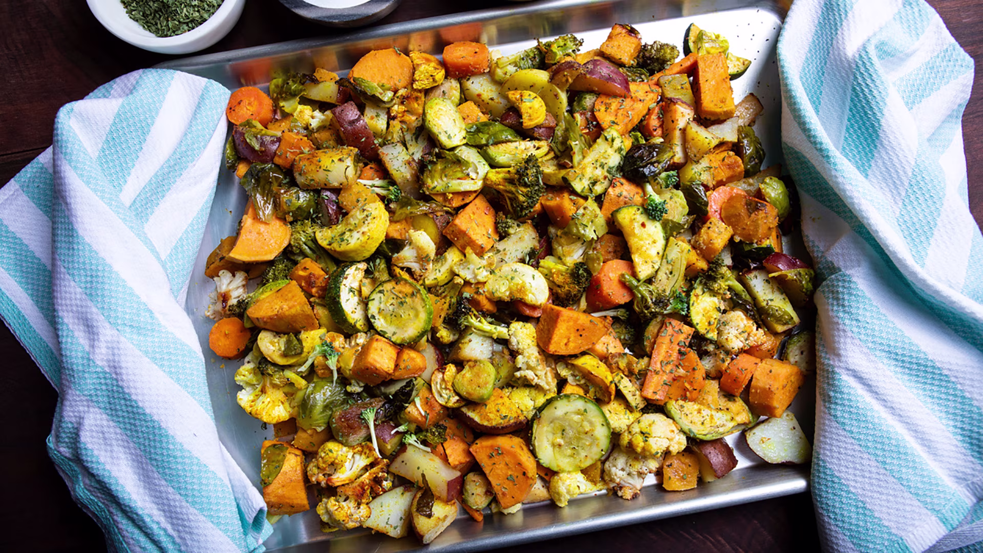 Herbst- und Wintergemüse im Ofen zubereiten mit Kürbis, Süßkartoffeln und Blumenkohl