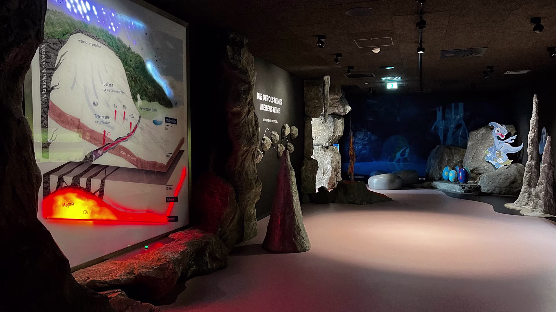 Ausstellung zur Entstehung von Gerolsteiner Mineralwasser mit geologischem Modell und Gerolsteiner Meilensteinen.