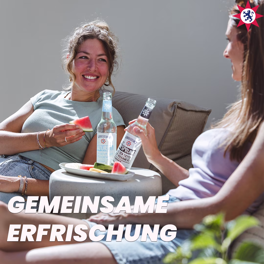 Zwei Frauen sitzen auf einem Sofa, lächeln und trinken Gerolsteiner Getränke. Eine hält ein Stück Melone, vor ihnen stehen Flaschen von Gerolsteiner Naturell und Sprudel. Text auf dem Bild: „Gemeinsame Erfrischung.“