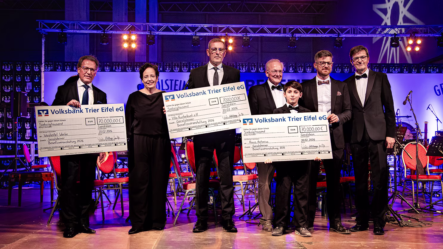 Im Rahmen des Abends werden Spendenschecks überreicht – ein starkes Zeichen des gesellschaftlichen Engagements.