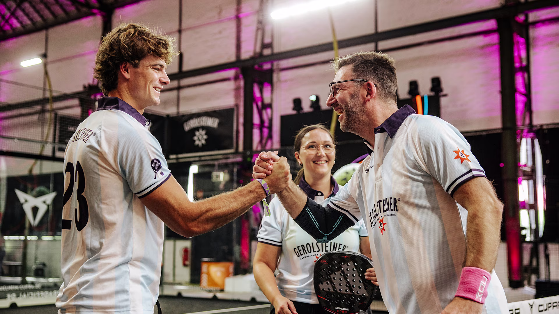 Zwei Padel-Spieler geben sich lachend die Hand beim Gerolsteiner Community Event.