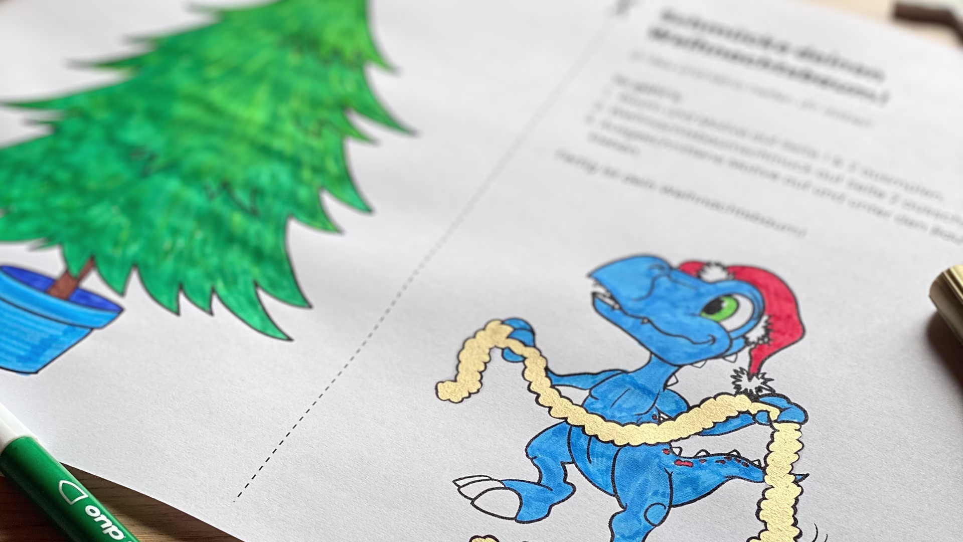 Ein Ausmalbild zeigt einen bunt kolorierten Dinosaurier mit Weihnachtsmütze, der eine goldene Girlande hält. Daneben steht ein bunt ausgemalter Weihnachtsbaum. Der Hintergrund enthält Bastelanweisungen für ein Weihnachtsprojekt.