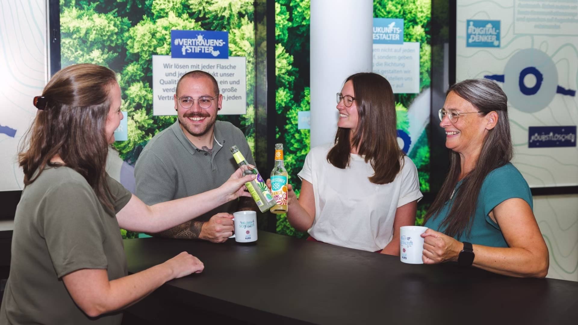 Mitarbeiter:innen Personal trinken gemeinsam einen Kaffee