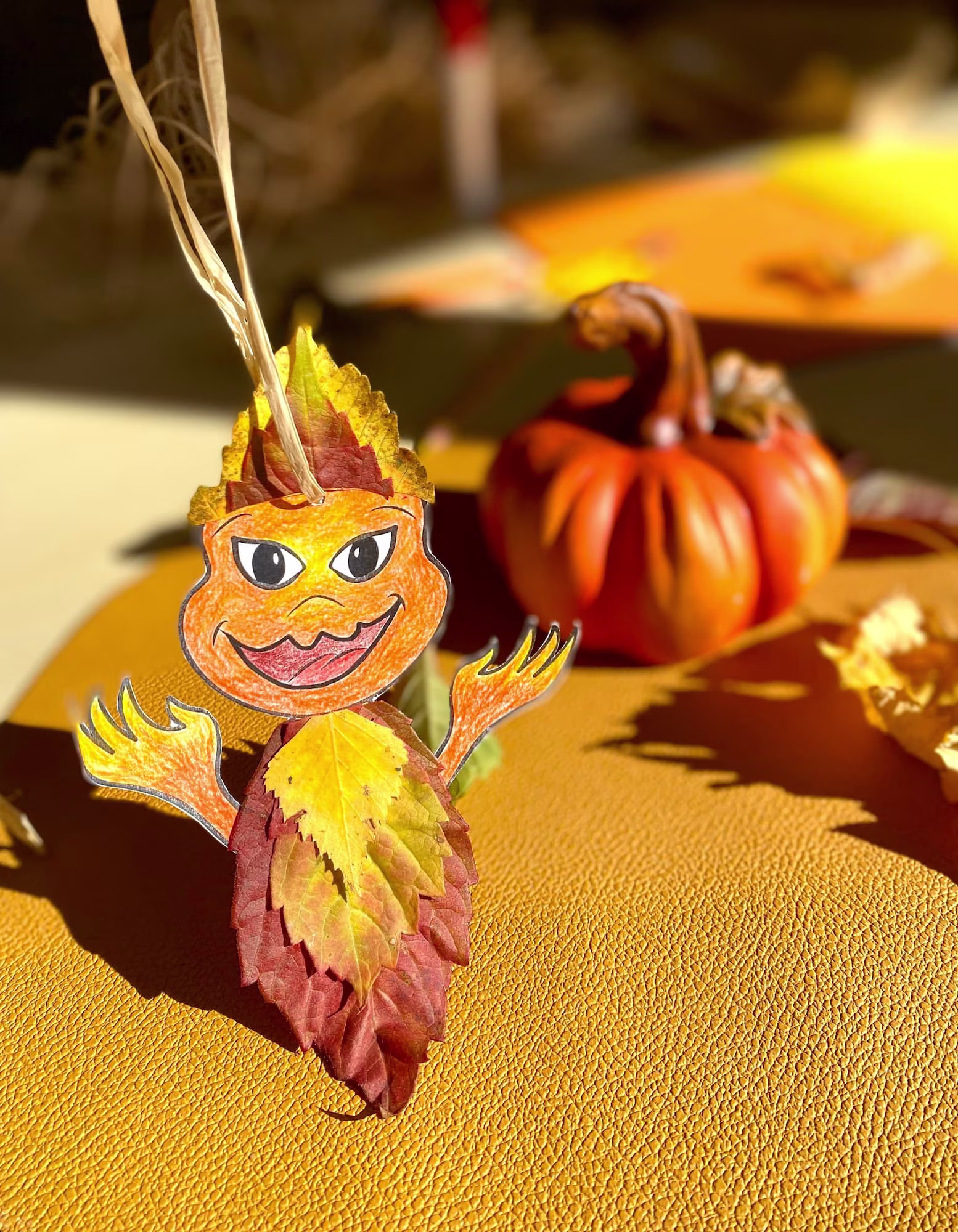 Bastelvorlage für Basteln mit Kindern im Herbst. Feuergeist Pyros anmalen, ausschneiden und mit Blättern bekleben.
