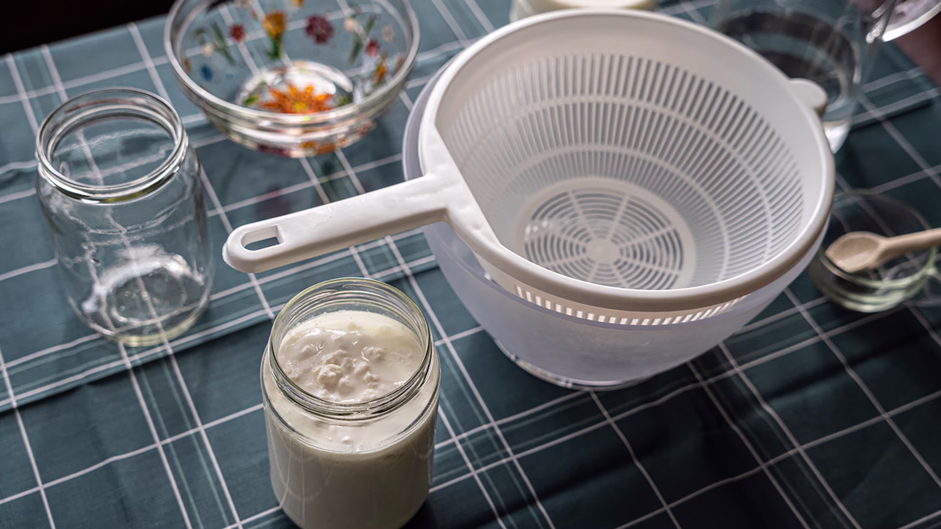 Kefir-Gärung zu Hause mit Gärglas, Plastiksieb und Auffangschüssel.