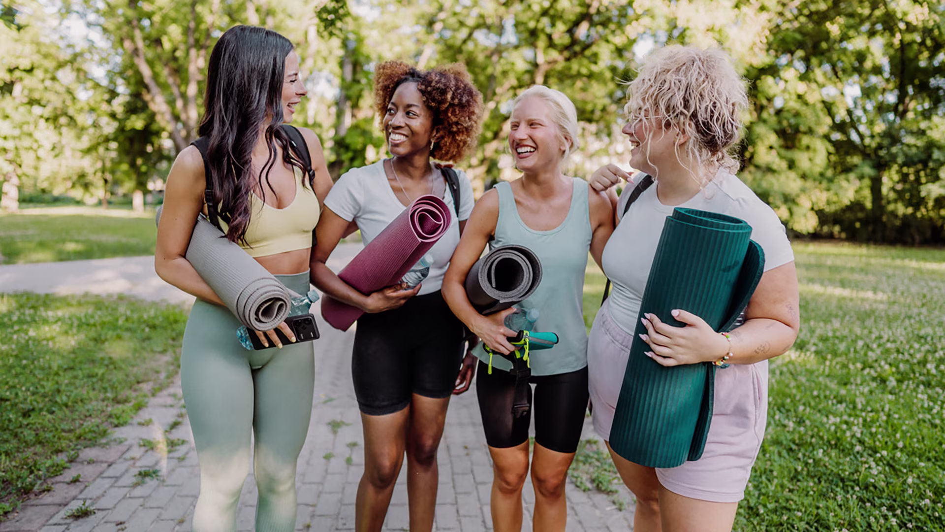 Frauen auf dem Weg zum Yoga