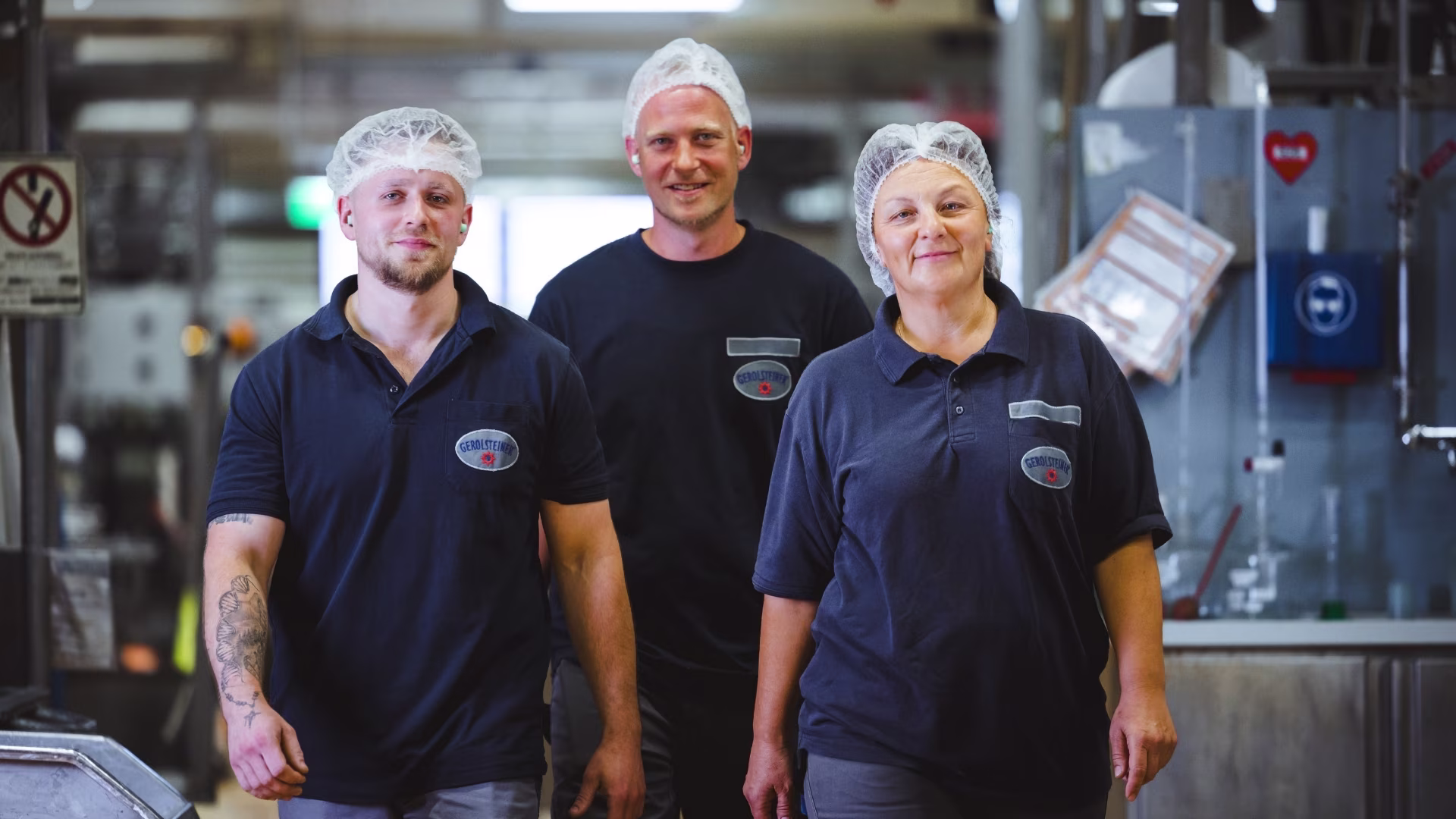 Drei Mitarbeiter:innen aus dem Personalbereich auf dem Werksgelände