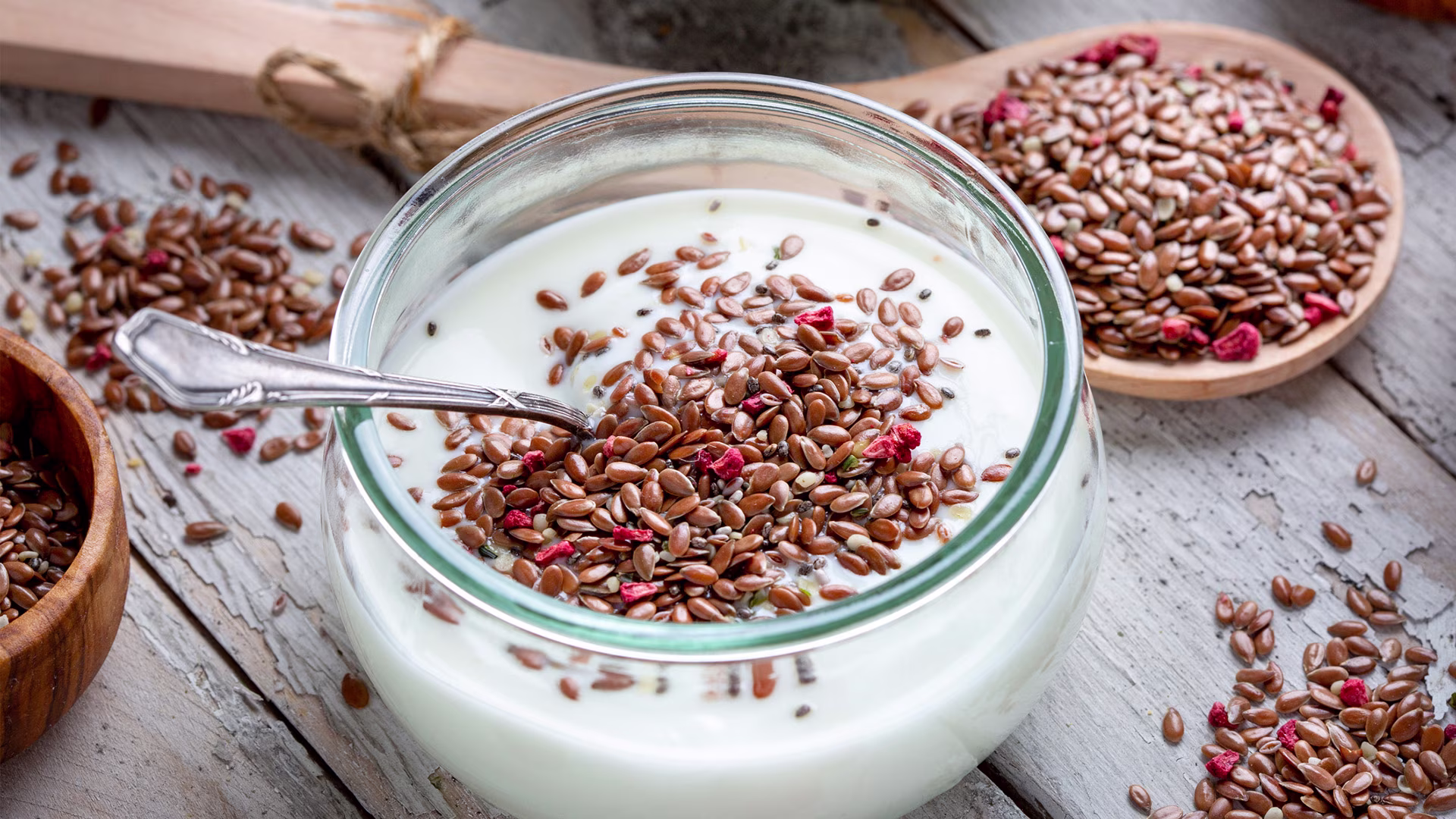 Joghurt mit Himbeeren, Samen und Leinsamen
