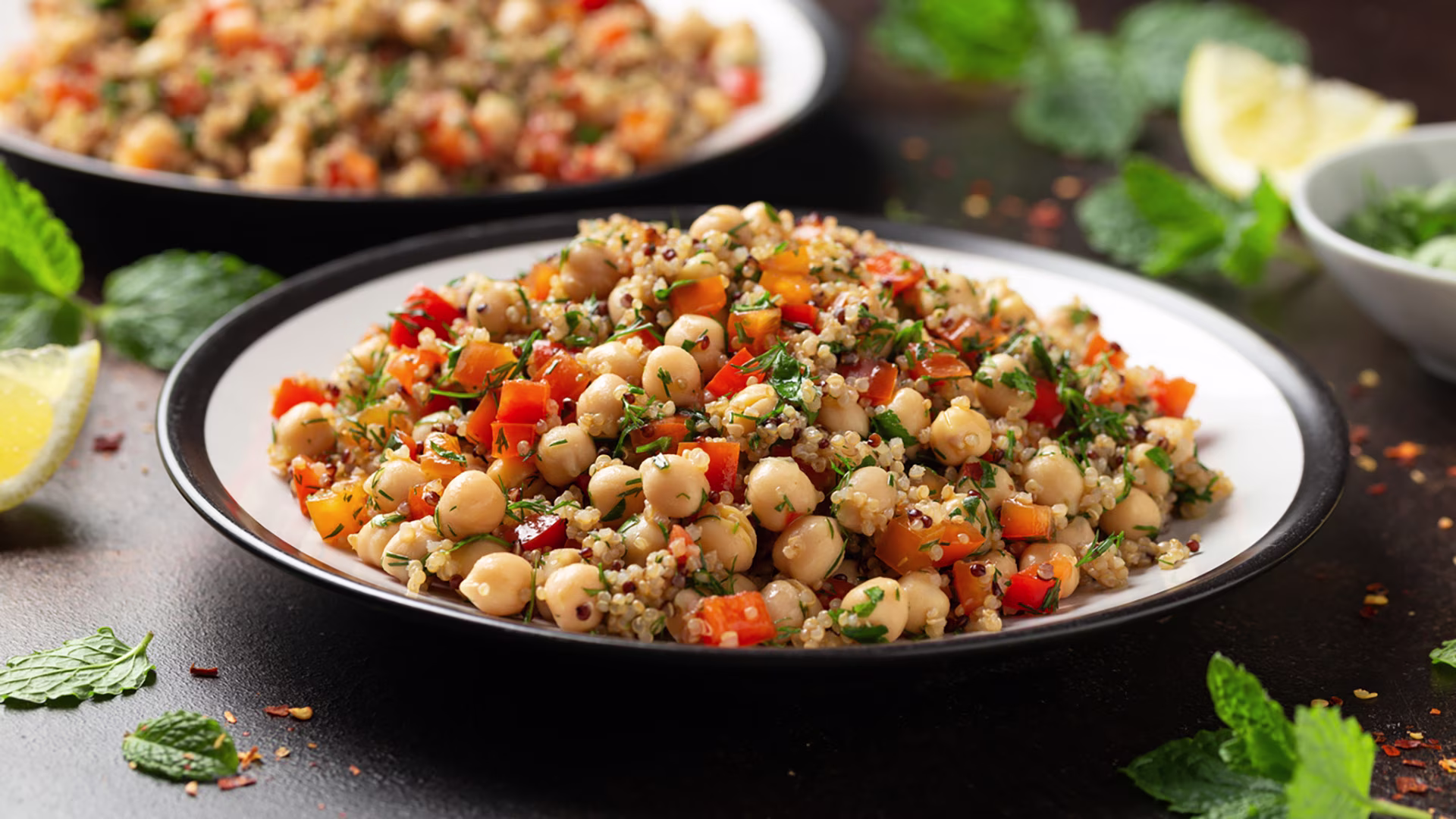 Kichererbsensalat mit Paprika, Kräutern und Zitrone – schnelles Fibermaxxing-Rezept