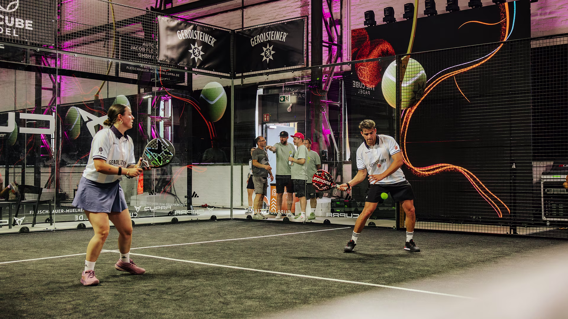 Zwei Personen spielen Padel beim Gerolsteiner Community Event.