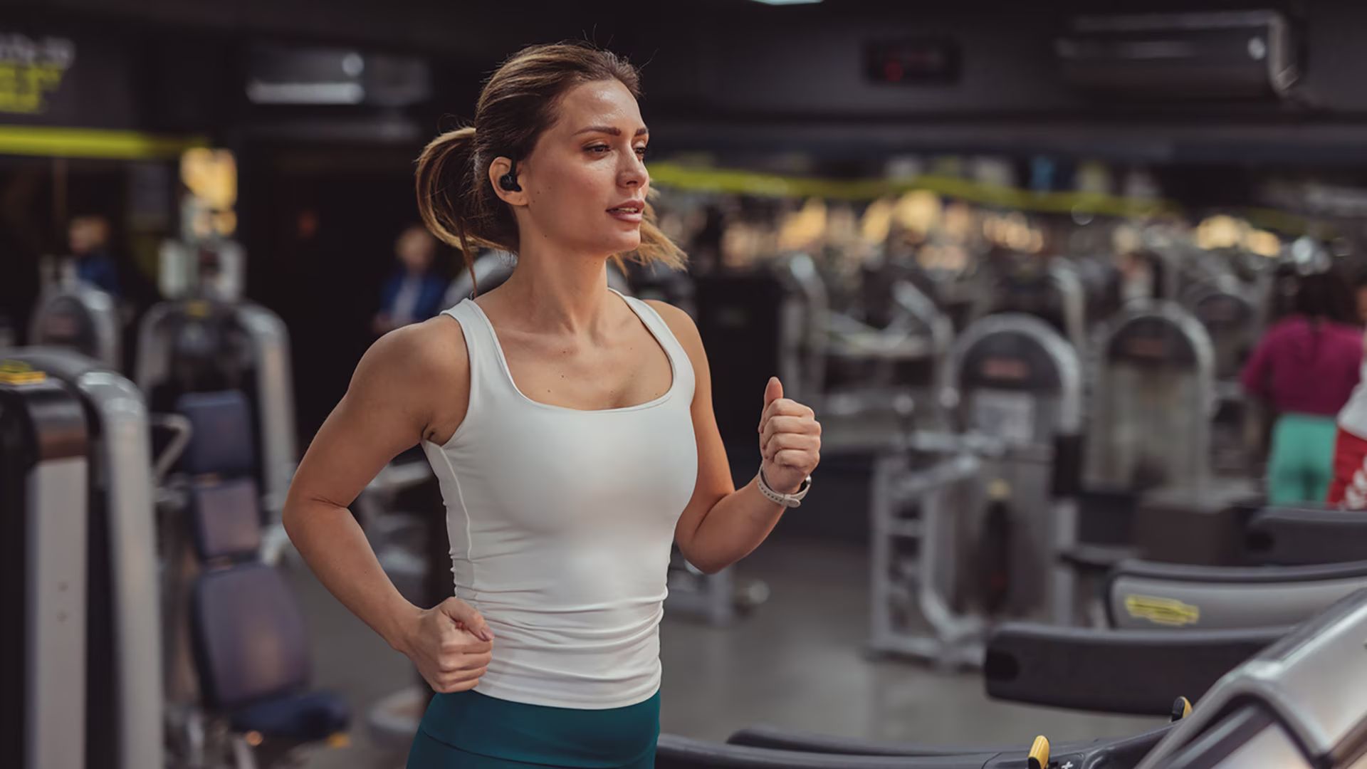 Frau beim Cardio-Training auf einem Laufband