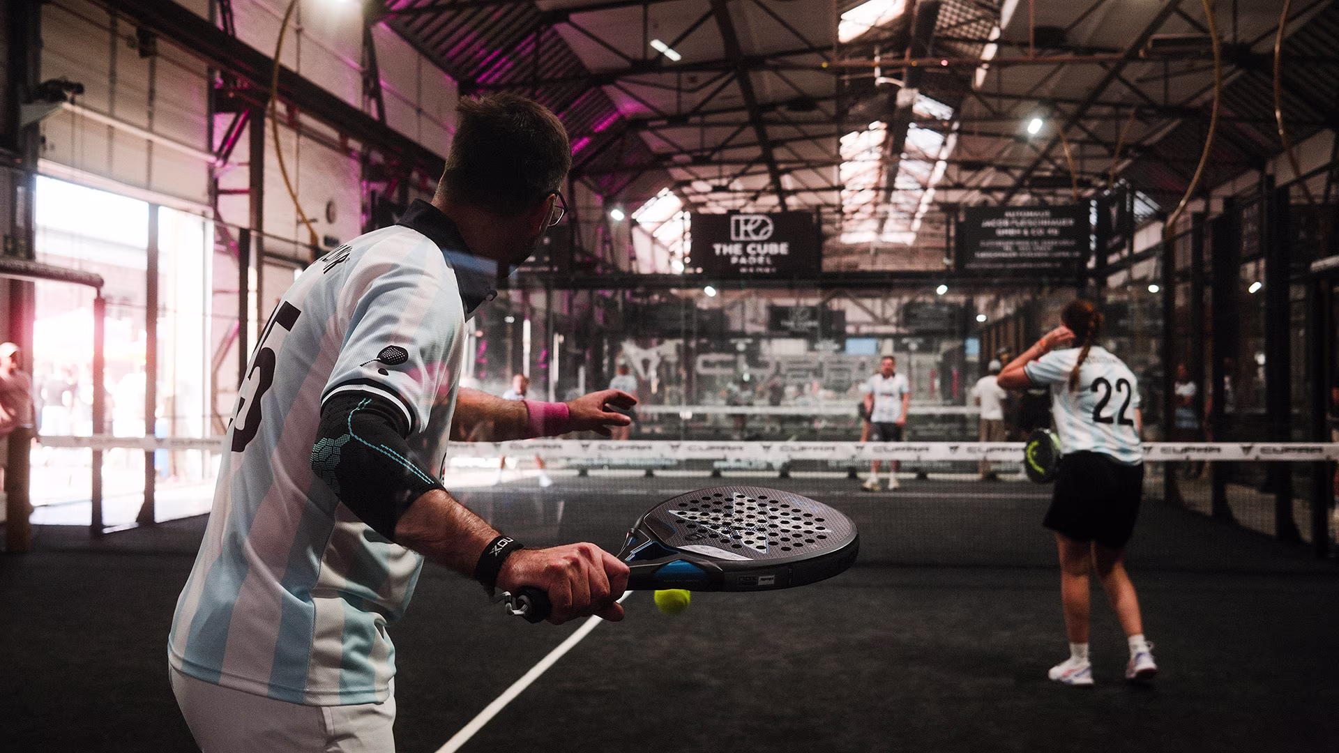 Padel-Match in einer Indoor-Halle beim Gerolsteiner Community Event.