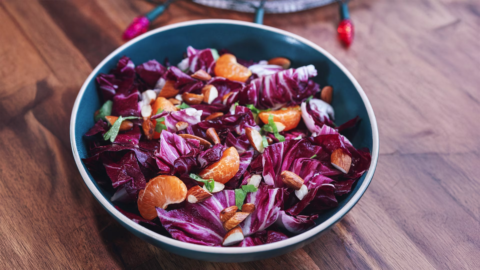 Radicchio-Salat mit Mandarinen, bitterstoffreiches, kalorienarmes Gericht mit natürlichen Bitterstoffen für gesunde Ernährung und zum Abnehmen.