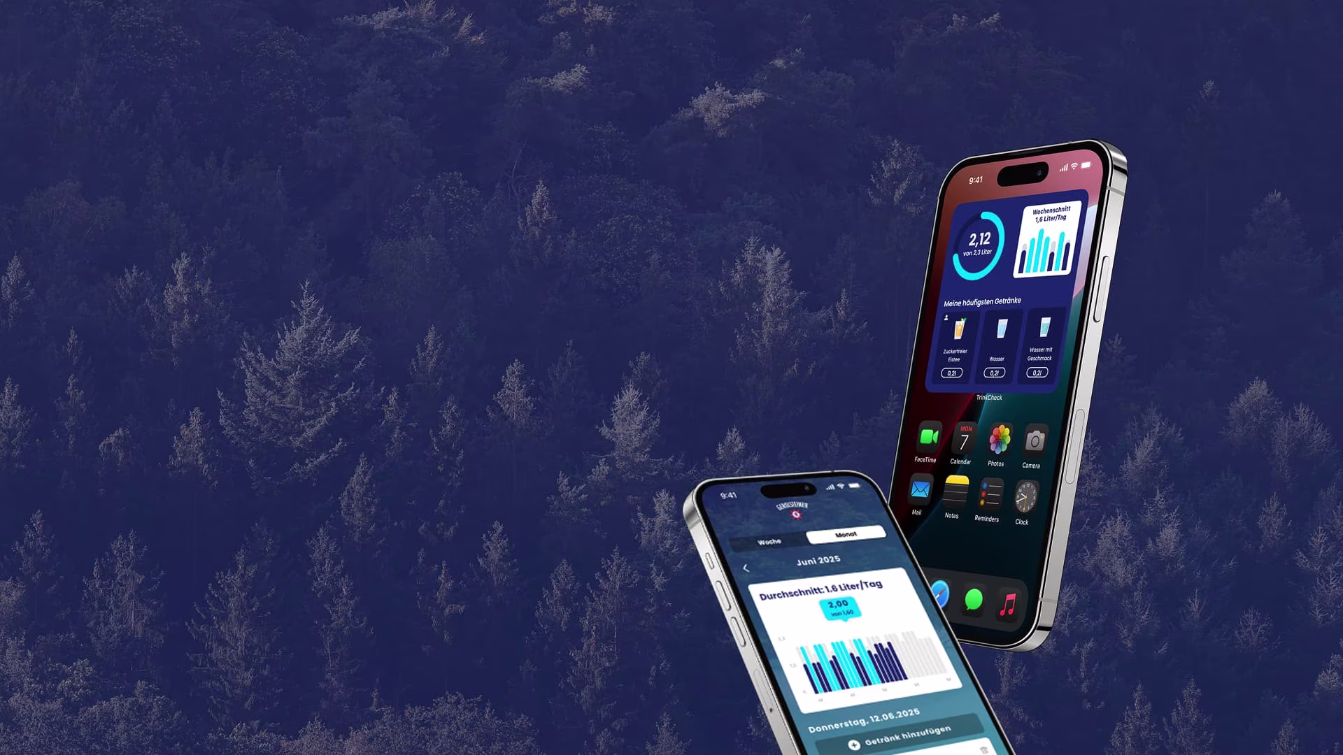 TrinkCheck App auf zwei Handy Bildschirmen zur Erinnerung ans Trinken, dahinter ein ausgegrautes Waldmotiv