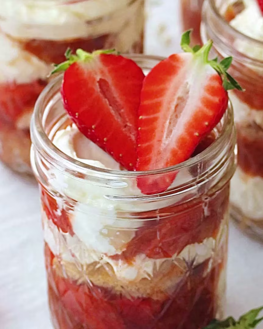 Tiramisu mit Erdbeeren und Rhababer