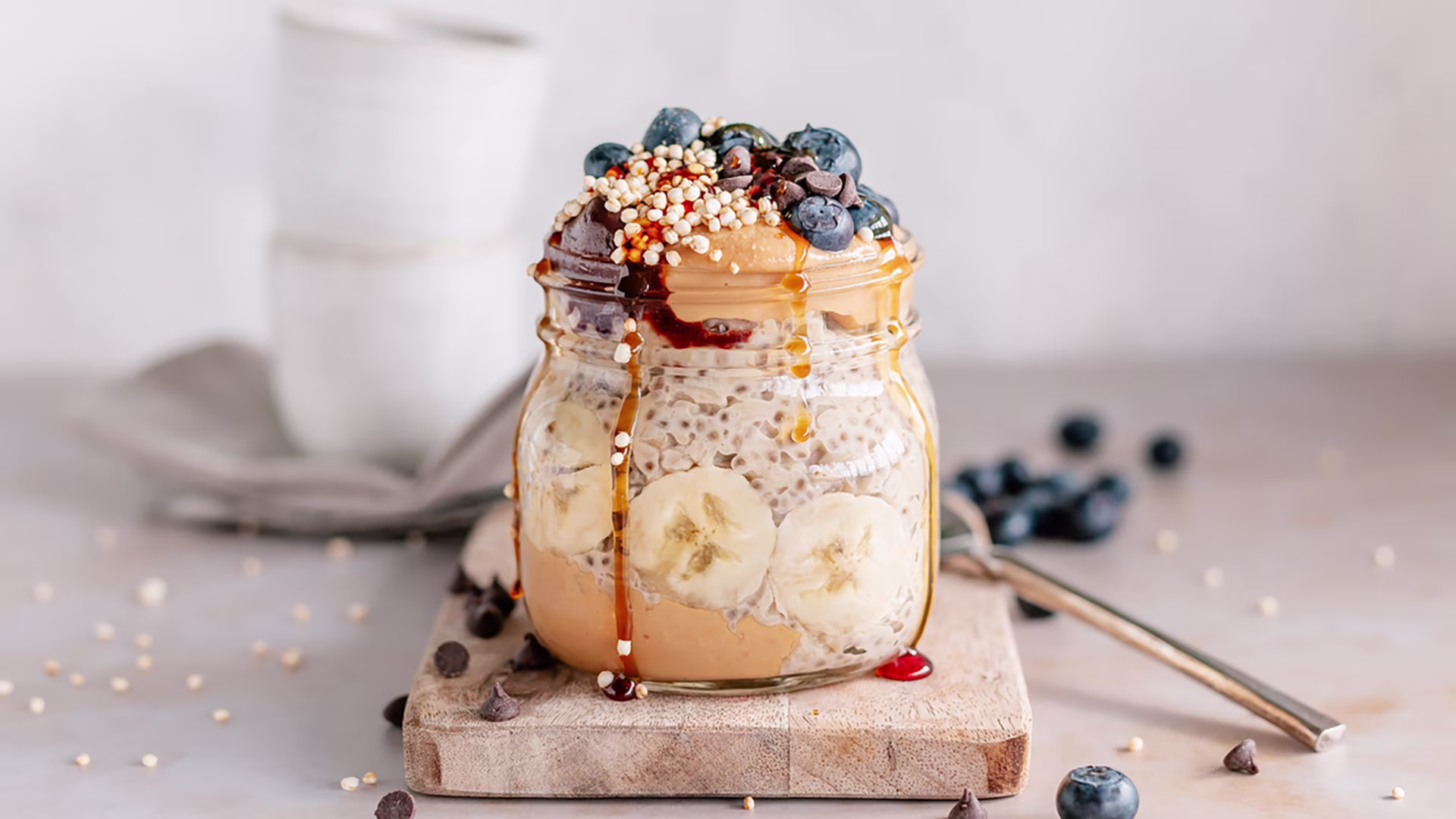 Porridge mit Haferflocken und frischem Obst im Glas – ballaststoffreiches Fibermaxxing-Rezept.