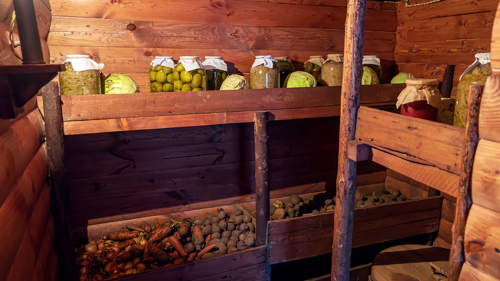 Eingemachtes Herbst- und Wintergemüse in Gläsern zur Lagerung im Keller