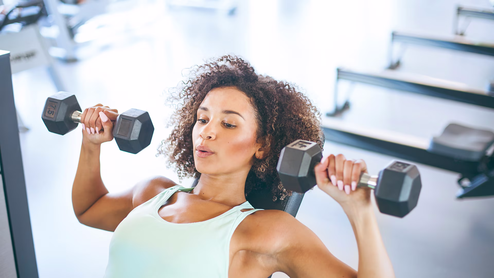 Frau beim Krafttraining im Gym.