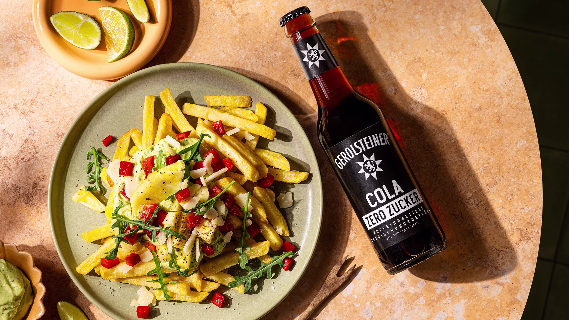 Herzhafte Burritos mit Reis, Bohnen, Mais und frischem Gemüse, serviert mit gegrilltem Maiskolben und knusprigen Nachos. Dazu eine gekühlte Gerolsteiner Cola für den perfekten Snack-Genuss.