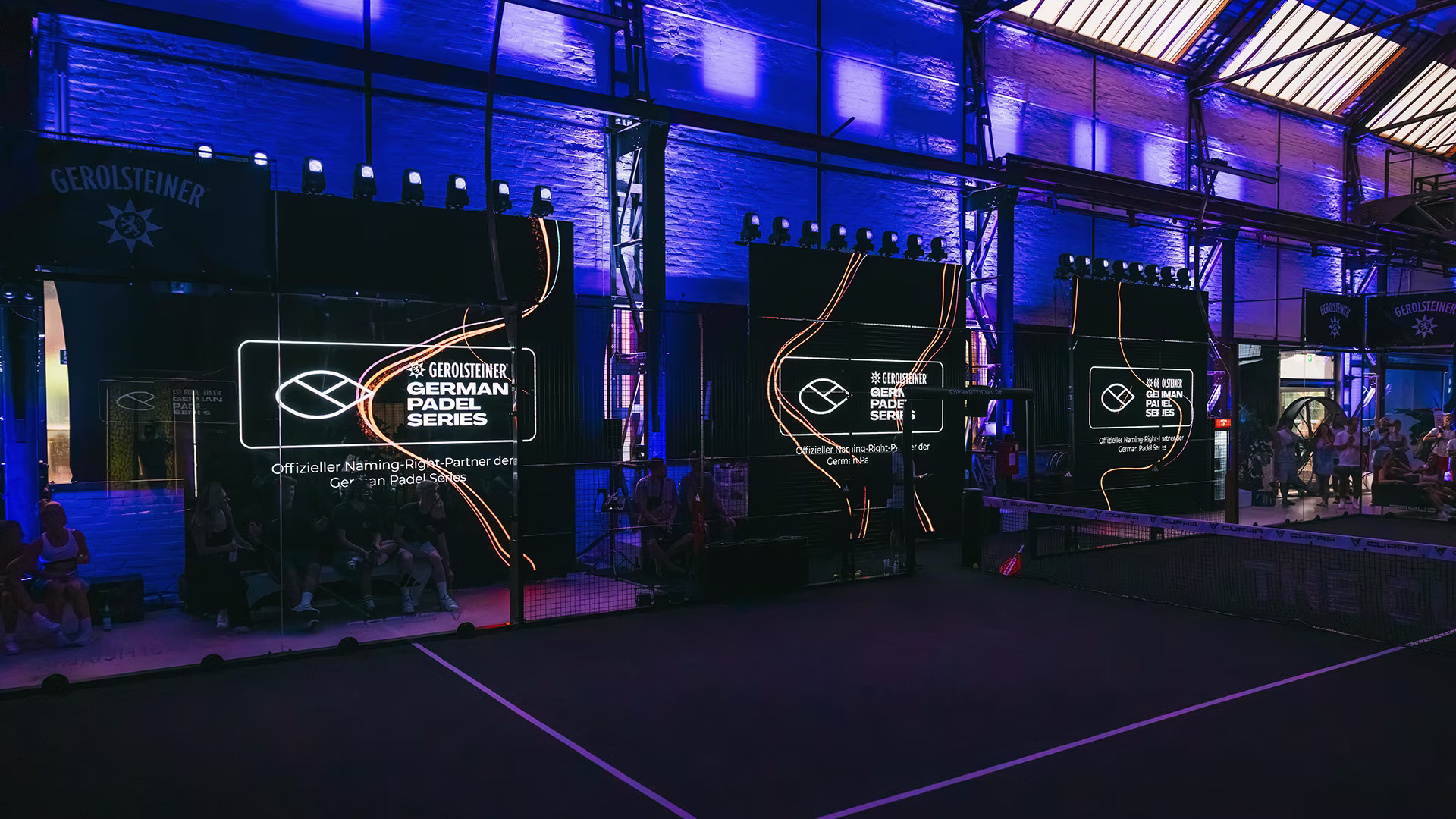 Padel-Courts der German Padel Series in einer Eventlocation mit Gerolsteiner Branding.