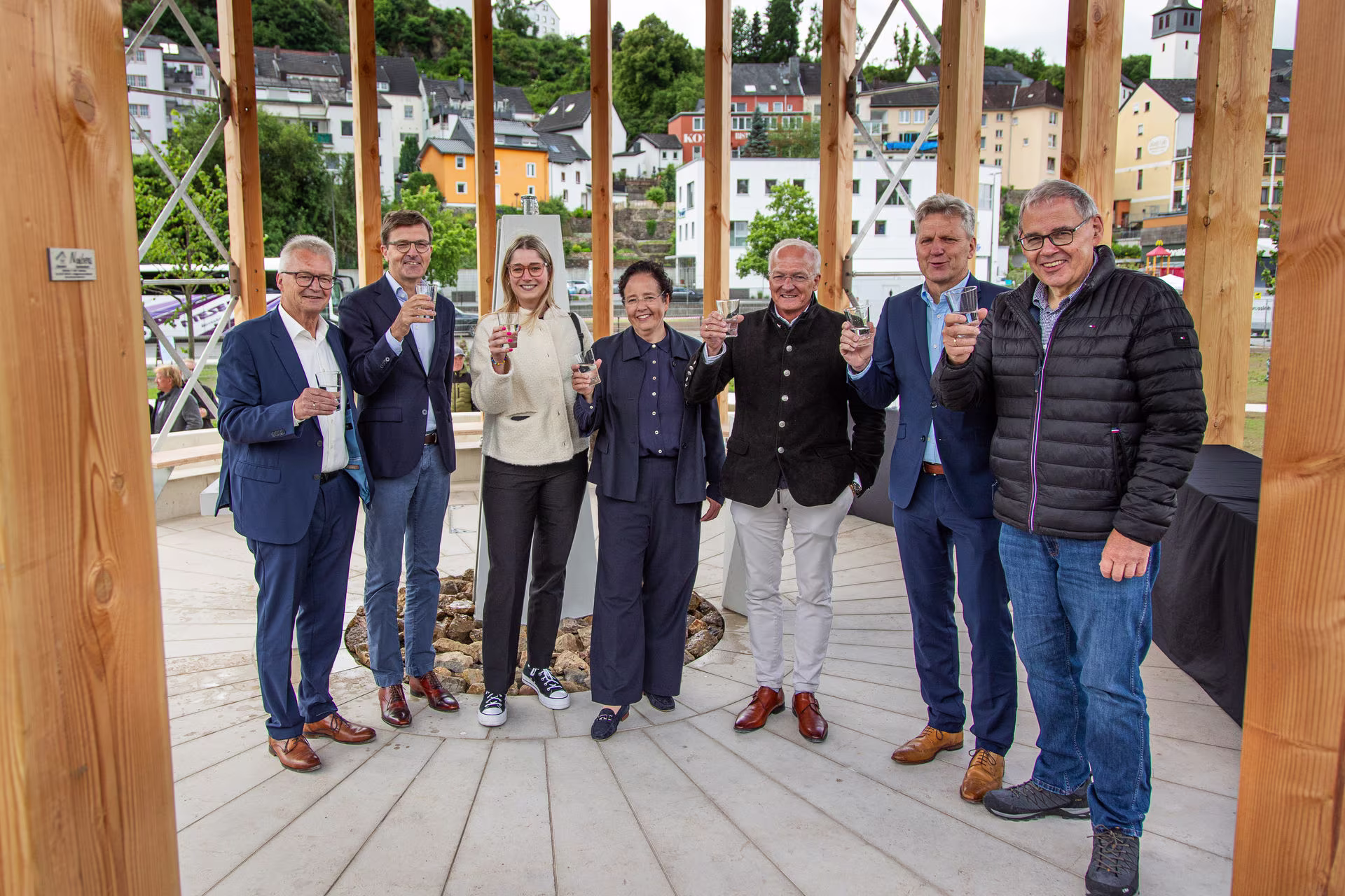 Winfried Wülferath, Roel Annega, Lena Werner, Sabine Diße, Ulrich Rust, Hans Peter Böffgen und Alois Manstein im neuen Quellpavillon