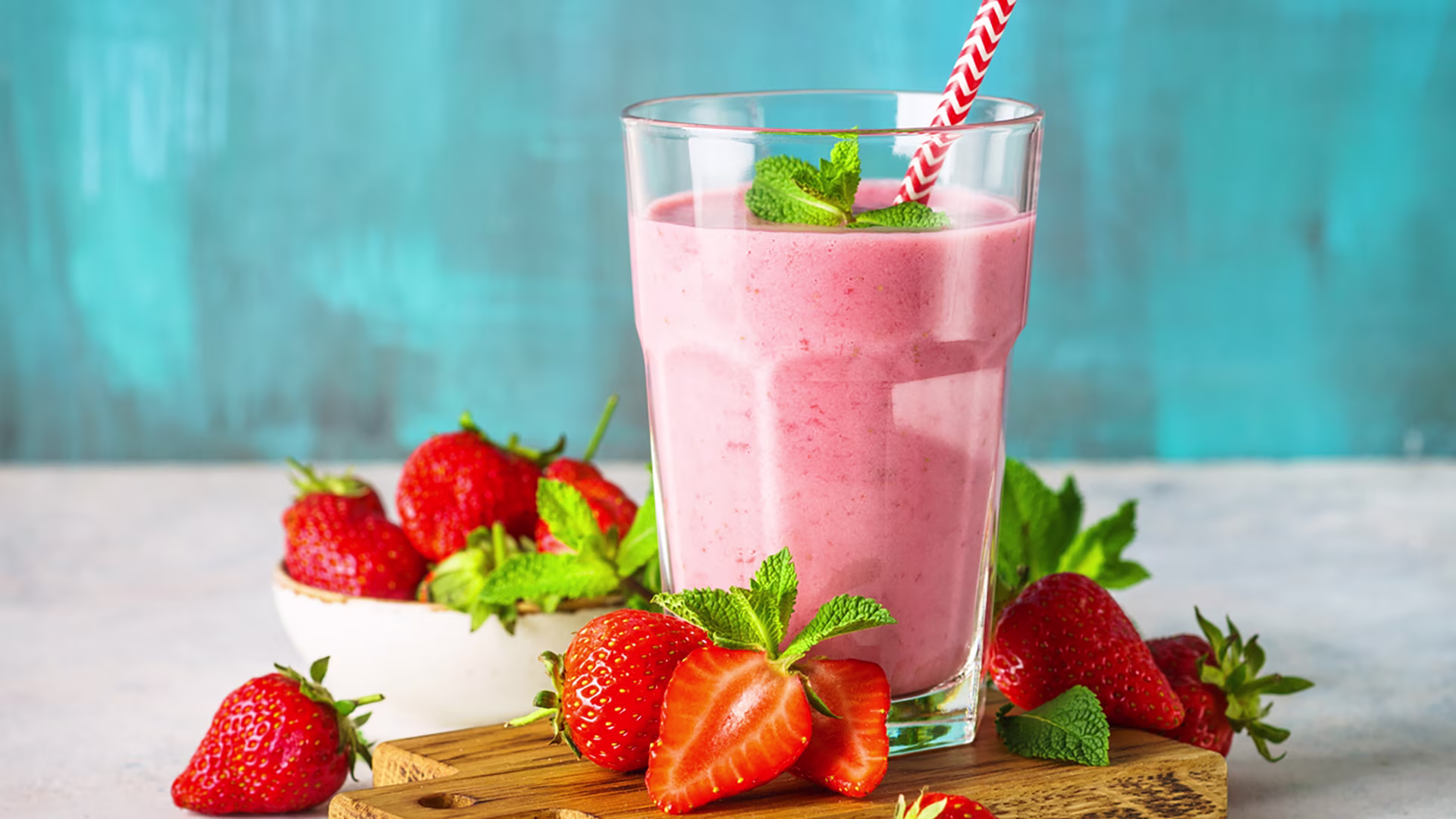 Erfrischender Beerenshake mit Skyr und Joghurt in einem Glas. 