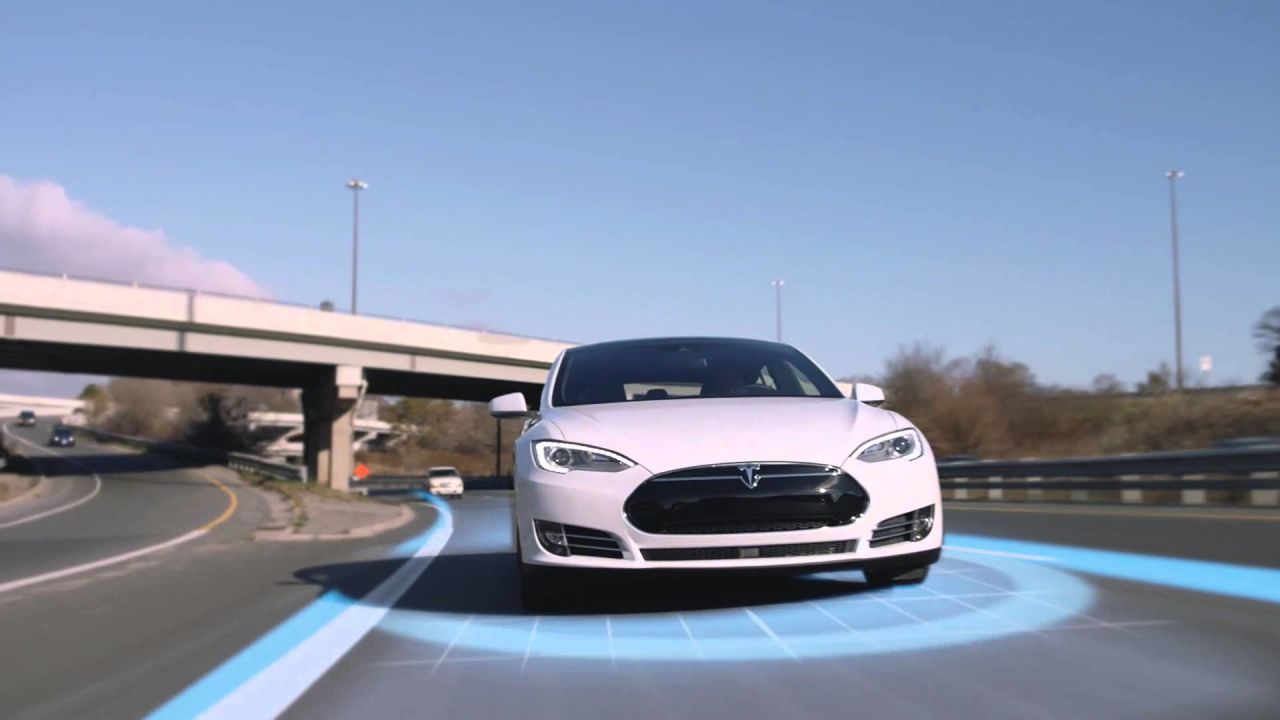 Tesla, the autopilot crashes and the social and media buzz