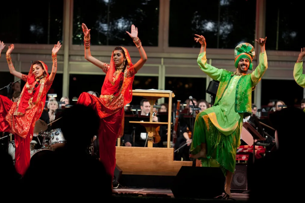 Indian dancers perform at the State Dinner hosted by President Barack Obama and First Lady Michelle Obama in honor of Prime Minister Manmohan Singh