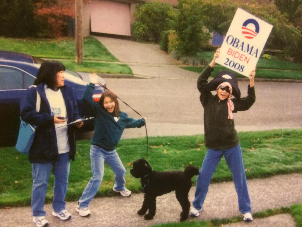 Children holding Obama campaign sign