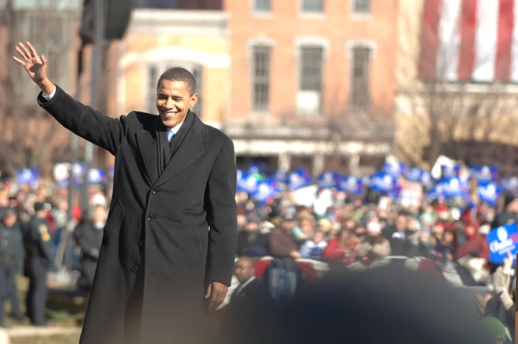 President Obama waves to crowd on a sunny morning in Springfield, IL. 