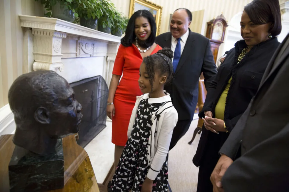 President Barack Obama visits with Martin Luther King III, wife Arndrea King, daughter Yolanda King and sister Bernice King during an Oval Office drop by, Feb. 18, 2016.