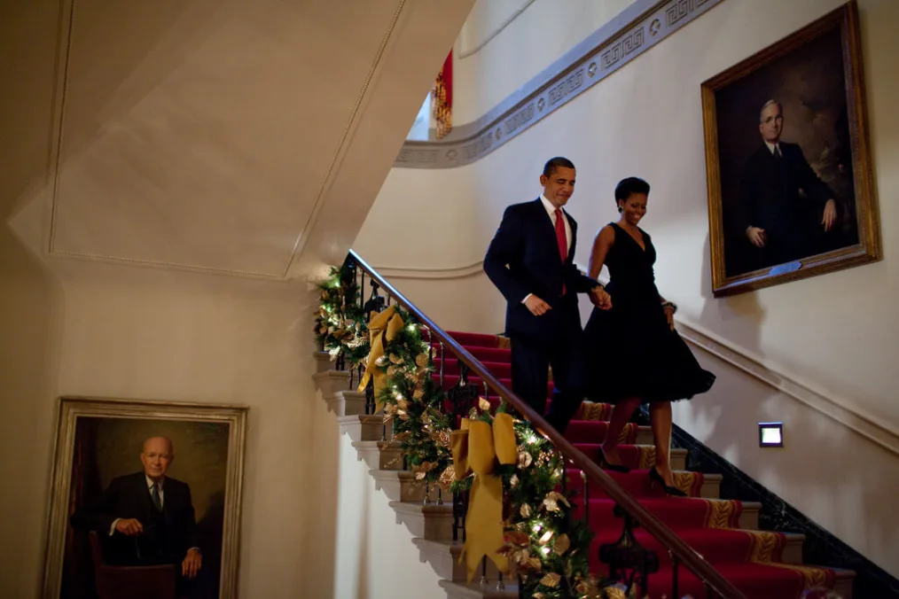 President Barack Obama and First Lady Michelle Obama descend the Grand Staircase