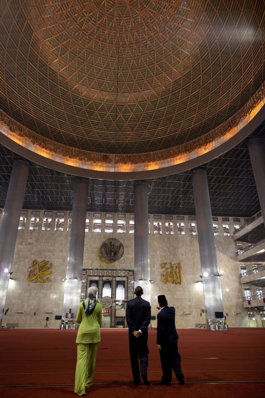 President Barack Obama and First Lady Michelle Obama visit the main prayer hall during a tour of the Istiqlal Mosque with Grand Imam Ali Mustafa Yaqub in Jakarta, Indonesia, Nov. 10, 2010. (Official White House Photo by Pete Souza)

This official White Hou