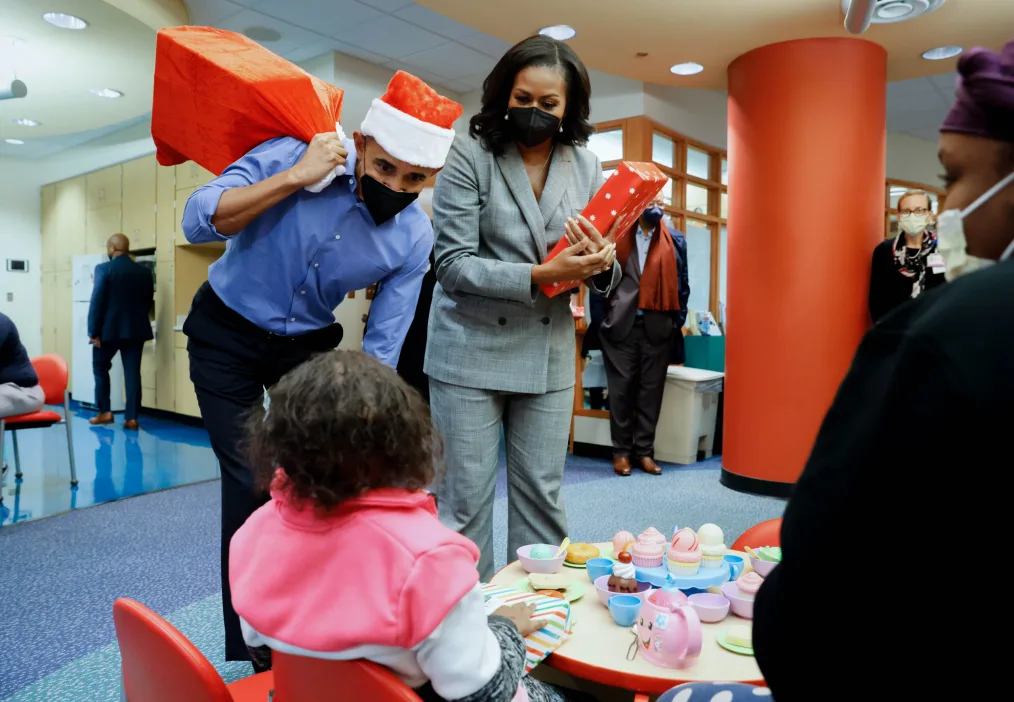 President and Mrs. Obama drop off holiday gifts to patients in the lobby of the University of Chicago Comer Children’s Hospital in Chicago, IL on December 3, 2021.