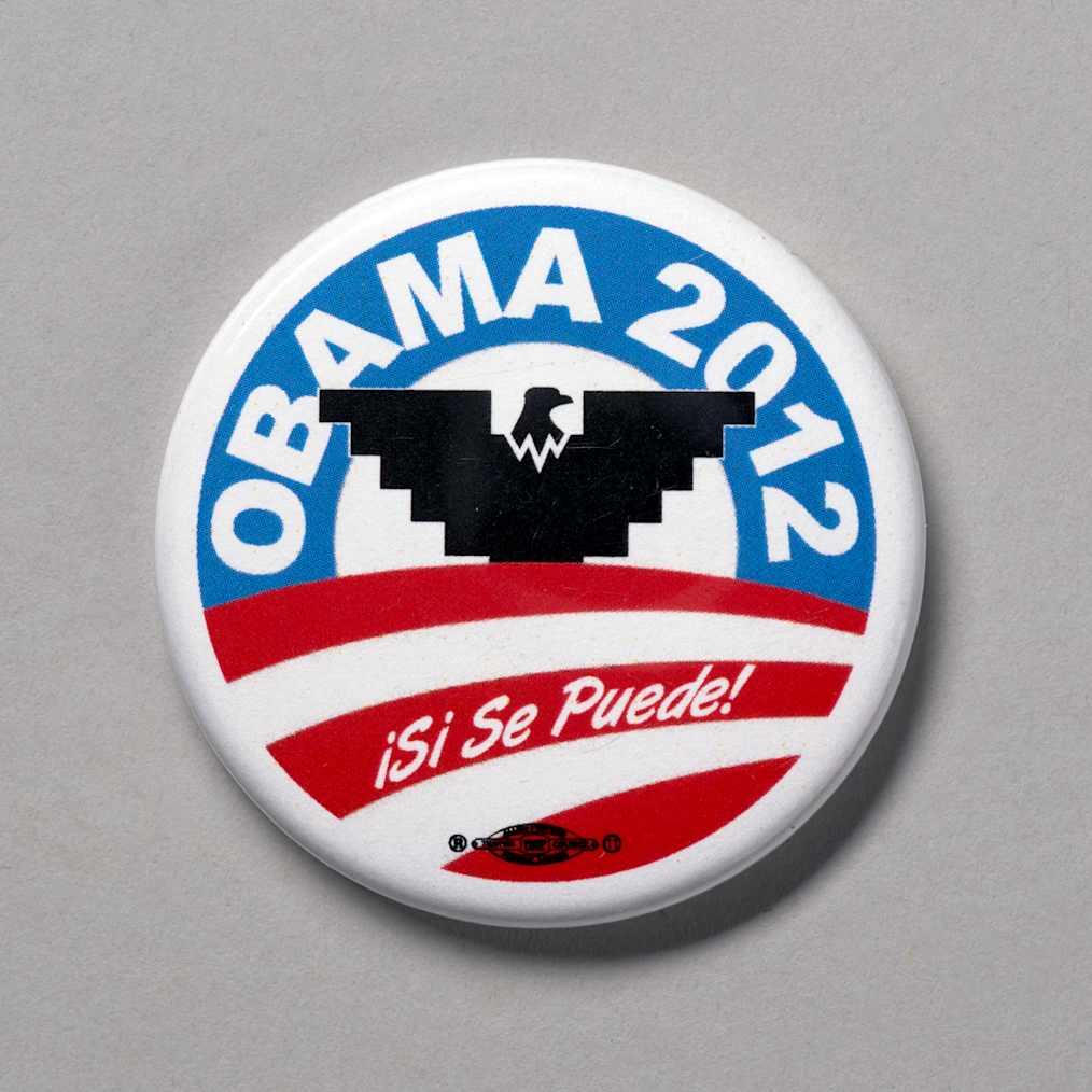 A button that states “Obama 2012” across the top, a silhouette of an eagle, and “¡Si se puede!” written on it