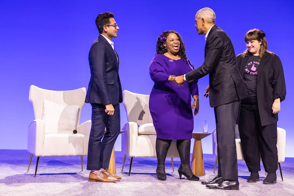 Manu Meel, Nika Kovǎc, Ainka Jackson join President Obama on stage for a conversation about hope and pluralism. All are a range of light to dark skin tones.