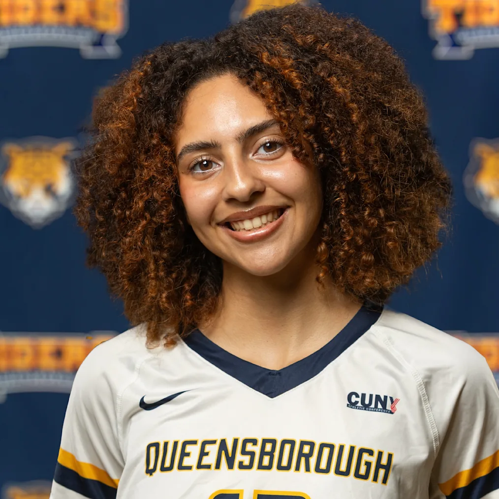 Headshot of Isabel Torres, 2025-2027 Voyager Scholarship Recipient