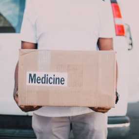 Peut-on envoyer des médicaments par d'autres transporteurs tels que DHL, UPS, TNT, etc. ?