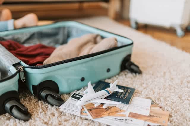 Send a suitcase with Packlink.
