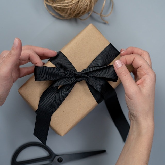 Envoyer des cadeaux : Choisir La Poste ou avec un autre transporteur ?