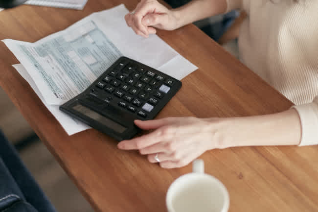 Qué es y cómo crear una factura comercial