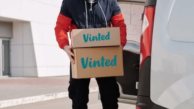 Vous souhaitez vendre les vêtements que vous ne mettez plus sur Vinted ? Découvrez comment expédier vos colis en point relais à vos futurs clients et gagnez de l’argent en faisant de la place dans vos placards. 