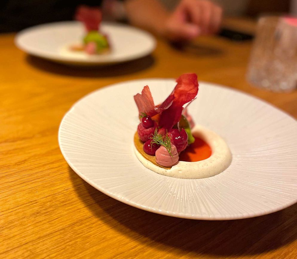 Dessert im «Aux Trois Amis»: Himbeere, Buchweizen, Quark und Dill.
